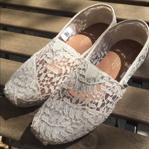 Toms White Lace Leaves Size 7
